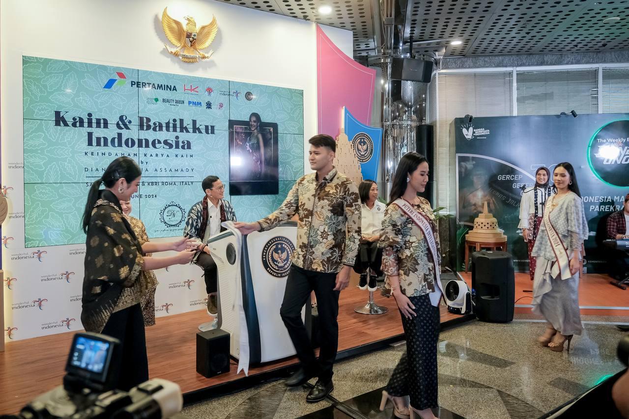 Kemenparekraf Dukung Peragaan Kain Tenun Dan Batik Mendunia Di Italia