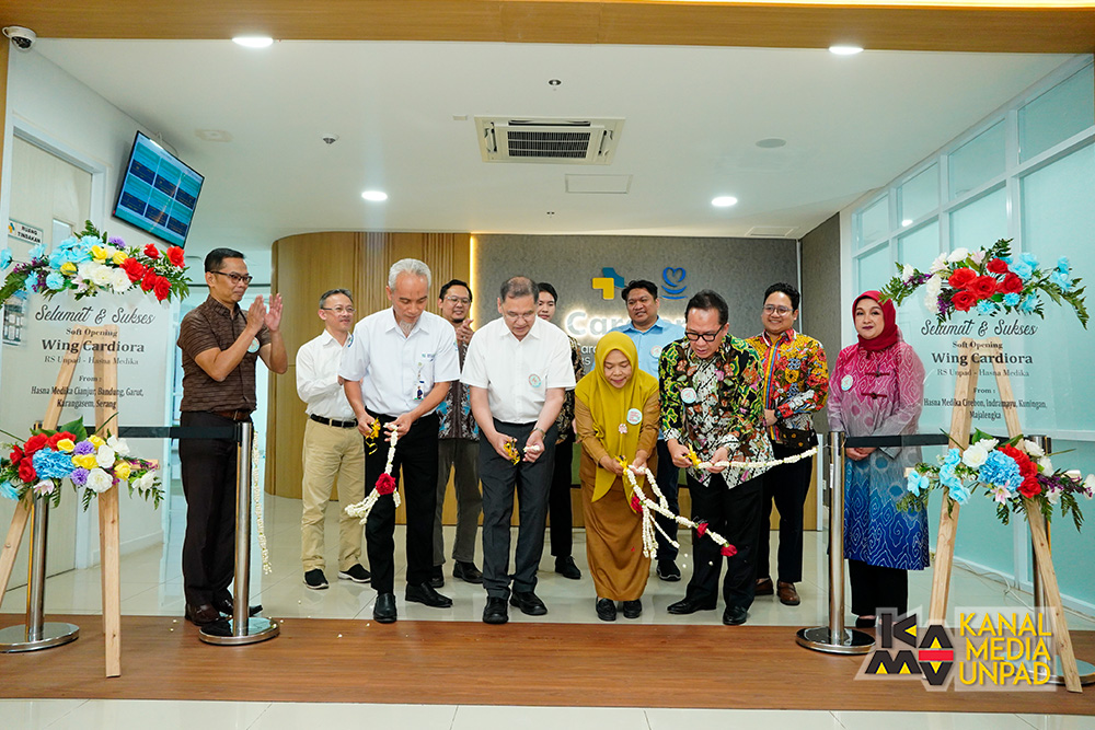 <p>Direktur Utama RS Unpad, Herry Herman,  (kiri) menyaksikan gunting pita sebagai simbol soft opening Cardiora di RS Unpad Jatinangor, Senin 29 September 2025. Gunting pita dilakukan oleh (berurutan dari kiri ke kanan): Kepala BPJS Kesehatan Cabang Sumedang Jayadi, Rektor Unpad Prof. Arief S. Kartasasmita, Kepala Bidang Pelayanan Kesehatan Dinas Kesehatan Kabupaten Sumedang, Atik Nurhayati, dan Direktur Utama Hasna Medika Group, dr. Gugun Iskandar H, Sp.JP(K).  (Dok. Kanal Media Unpad/Jalasenastri Saprala)<br />
<br />
 </p>

