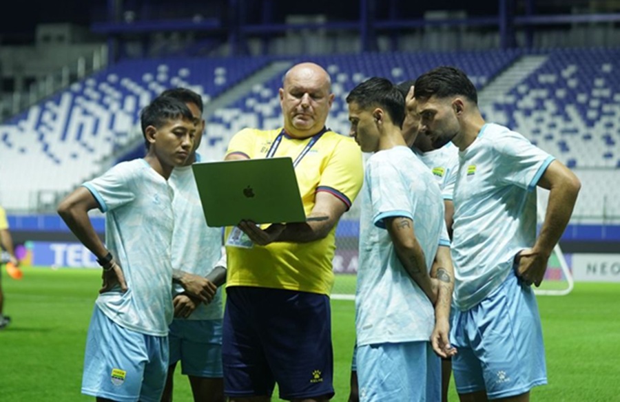 <p>Pemain dan pelatih Persib Bandung. Hadapi Persib, Pratama Arhan mengaku percaya diri bisa kalahkan lawannya. (Foto: Persib).</p>
