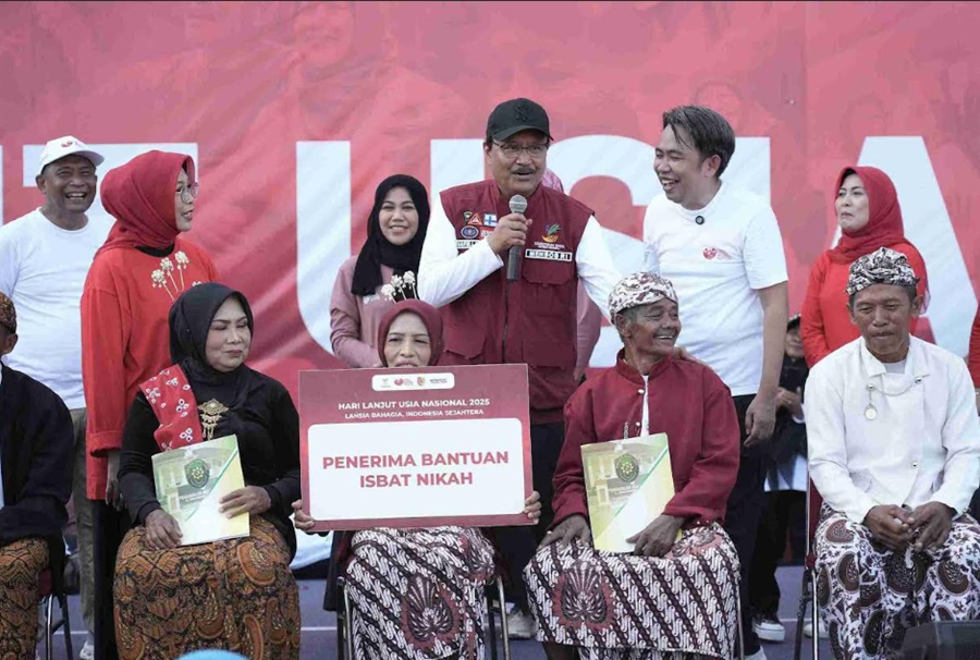 <p>Ilustrasi penerima bantuan sosial dari Kemensos. Segera cek tiga wilayah yang sudah pencairan bansos tahap 2. (Foto: Kemensos).</p>
