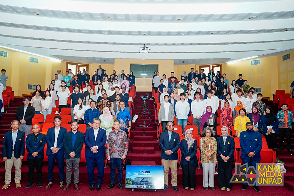 <p>Jajaran pimpinan Unpad dan Duta Besar Seychelles Afrika, H.E. Nico Barito bersama para mahasiswa internasional dalam kegiatan Unpad International Students Orientation 2025 di Bale Sawala, Gedung Rektorat Unpad Jatinangor, Selasa, 23 September 2025. (Dok. Kanal Media Unpad/Jalasenastri Saprala)</p>
