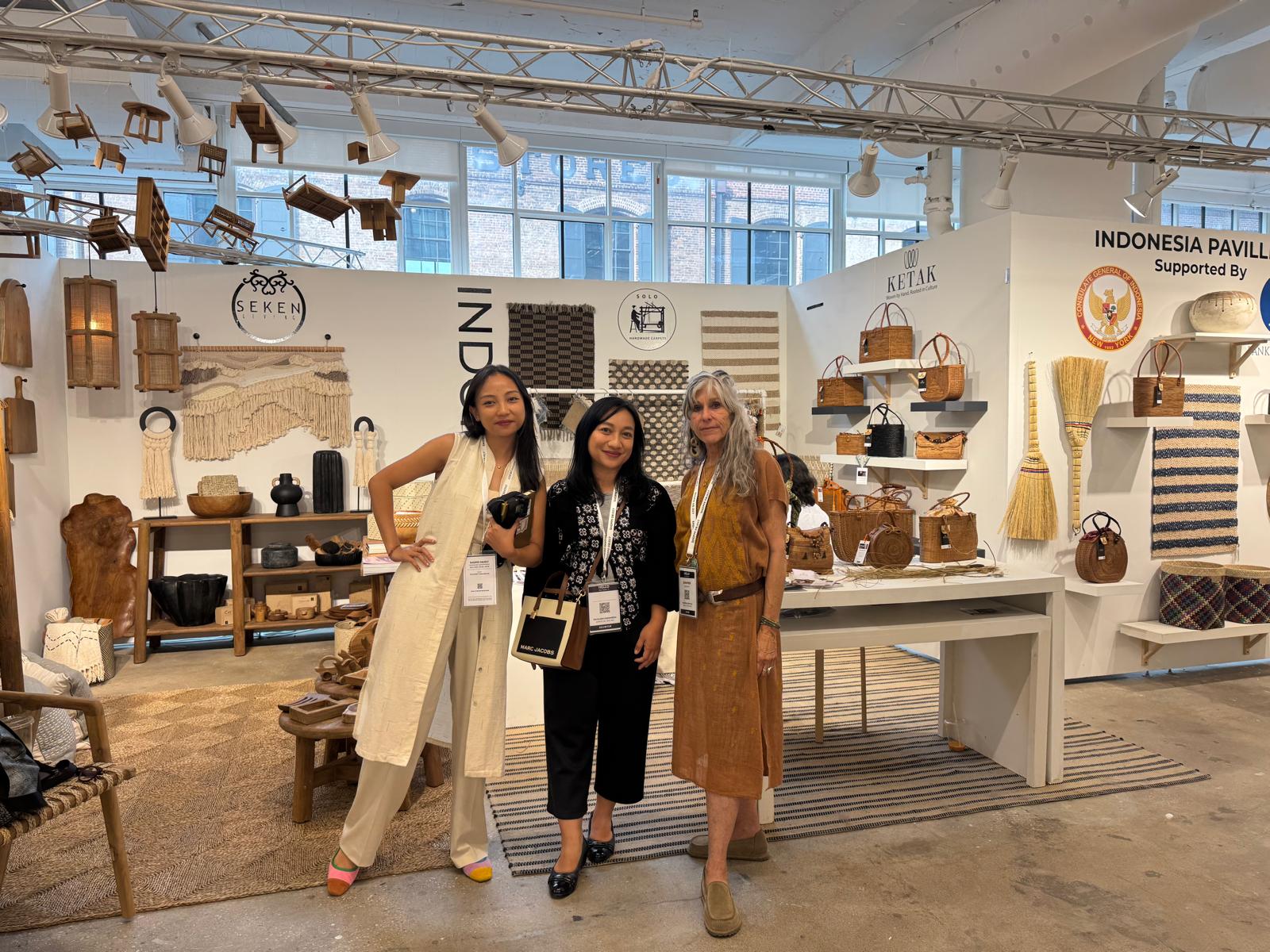 <p>Tingginya minat konsumen AS terhadap kerajinan tangan otentik Indonesia terlihat  dalam capaian potensi transaksi sebesar Rp1,83 miliar di pameran desain, dekorasi rumah, dan gaya hidup berskala internasional, Shoppe Object Summer 2025 di New York, AS, 4-5 Agustus 2025. (Dok.Atdag RI Washington D.C.)</p>
