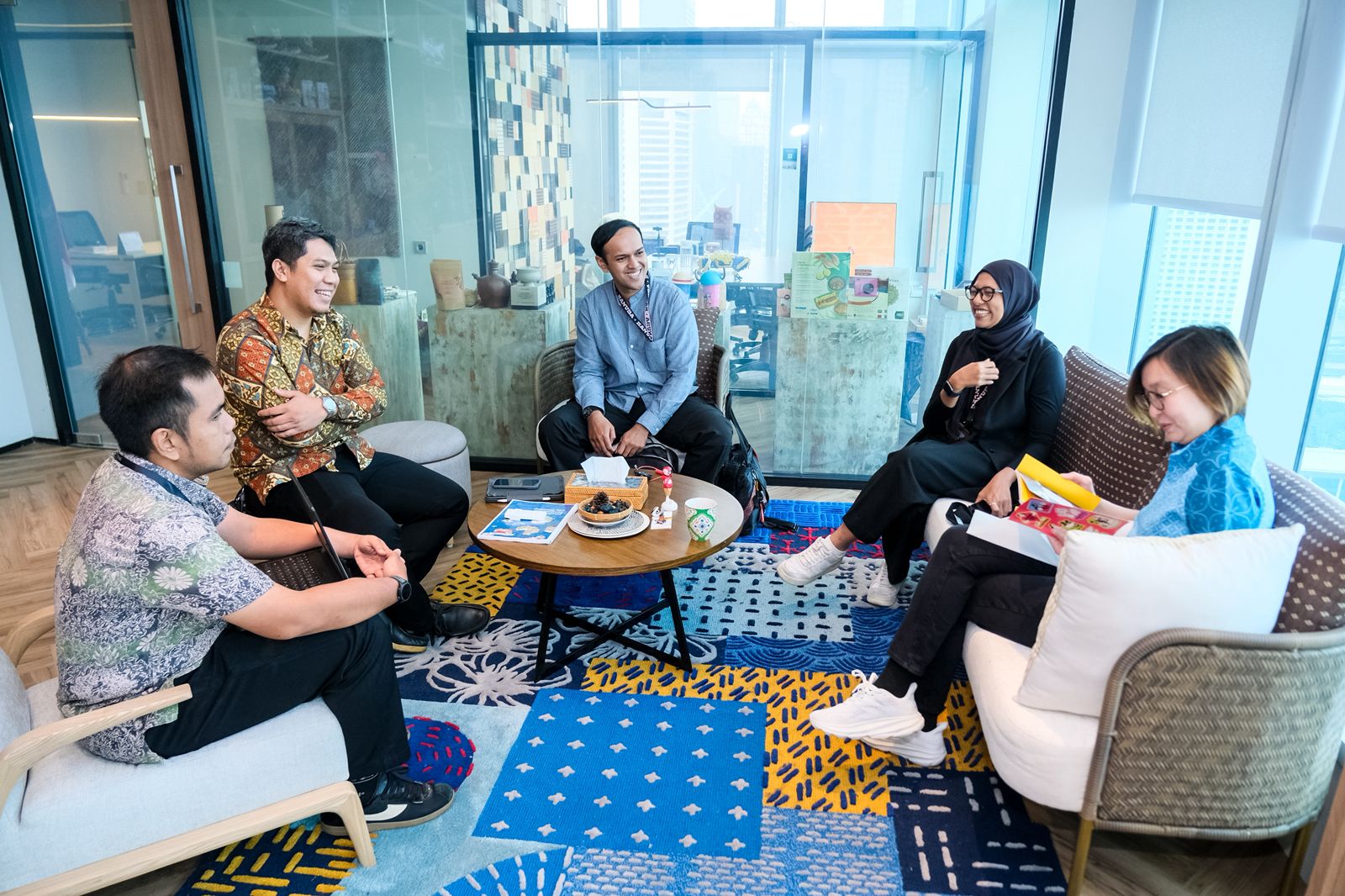 <p>Wakil Menteri Ekonomi Kreatif, Irene Umar, dalam sesi wawancara eksklusif untuk Zine Vol. II: Creative Through Your Lens garapan Manusa, Jakarta, Selasa,  26 Agustus 2025. (Dok. Kemenekraf)</p>
