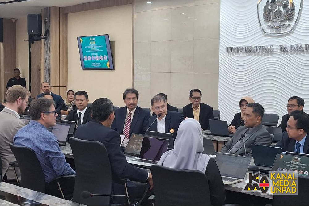 <p>Rektor Universitas Padjadjaran, Prof. Arief S. Kartasasmita dan pimpinan Unpad lainnya saat menerima visitasi para asesor ASIIN untuk melakukan penilaian terhadap Fakultas Pertanian Unpad pada Januari 2025 lalu. (Dok. Faperta Unpad)<br />
<br />
 </p>
