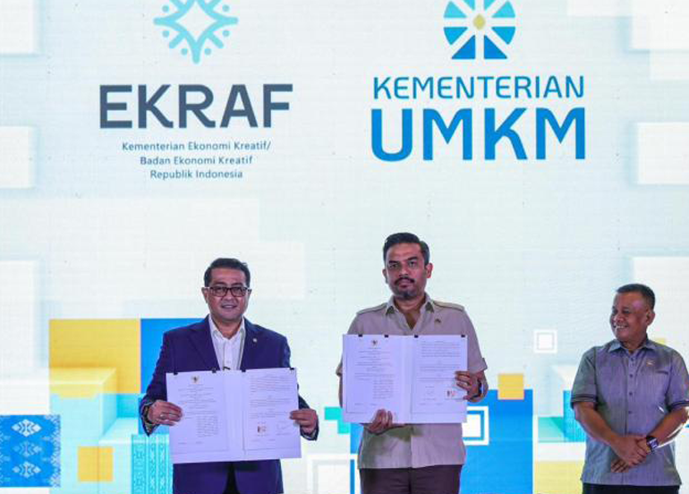 <p>Acara penandatanganan Nota Kesepahaman antara Menteri UMKM Maman Abdurrahman dan Menteri Ekraf Teuku Riefky Harsya di Jakarta. (Dok.Kementerian UMKM)</p>
