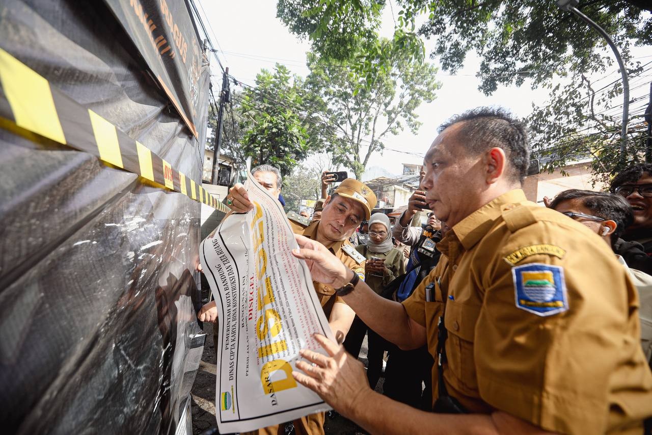 <p>Pemkot Bandung menyegel sebuah bangunan berlantai enam di Jalan Tubagus Ismail, Kota Bandung, pada Senin, 7 Juli 2025. (Dok.Pemkot Bandung) </p>
