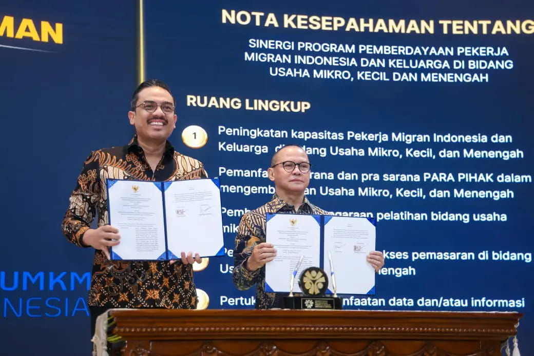<p>Menteri UMKM Maman Abdurrahman menandatangani Nota Kesepahaman dengan Menteri Pelindungan Pekerja Migran Indonesia (P2MI) Mukhtarudin terkait sinergi pelaksanaan tugas dan fungsi dalam rangka pelindungan dan pemberdayaan pekerja migran Indonesia (PMI), Rabu, 8 Oktober 2025. (Dok. Kementerian UMKM)</p>
