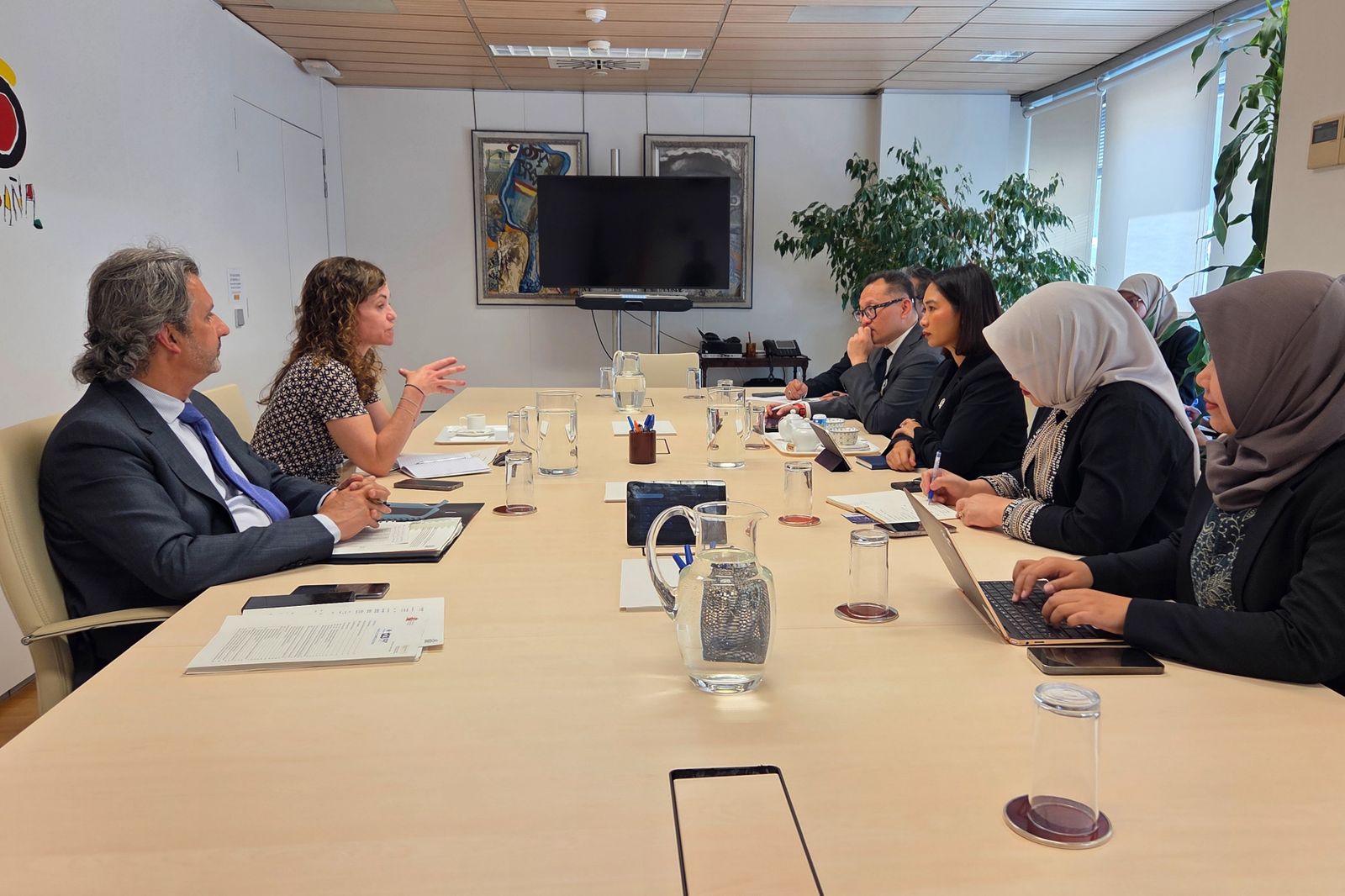 <p>Wamenpar Ni Luh juga menemui Menteri Perindustrian dan Pariwisata Kerajaan Spanyol, Rosario Sanchez Grau serta menghadiri pertemuan-pertemuan bilateral Menteri Pariwisata Mexico dan Tunisia. (Dok. Kemenpar)</p>
