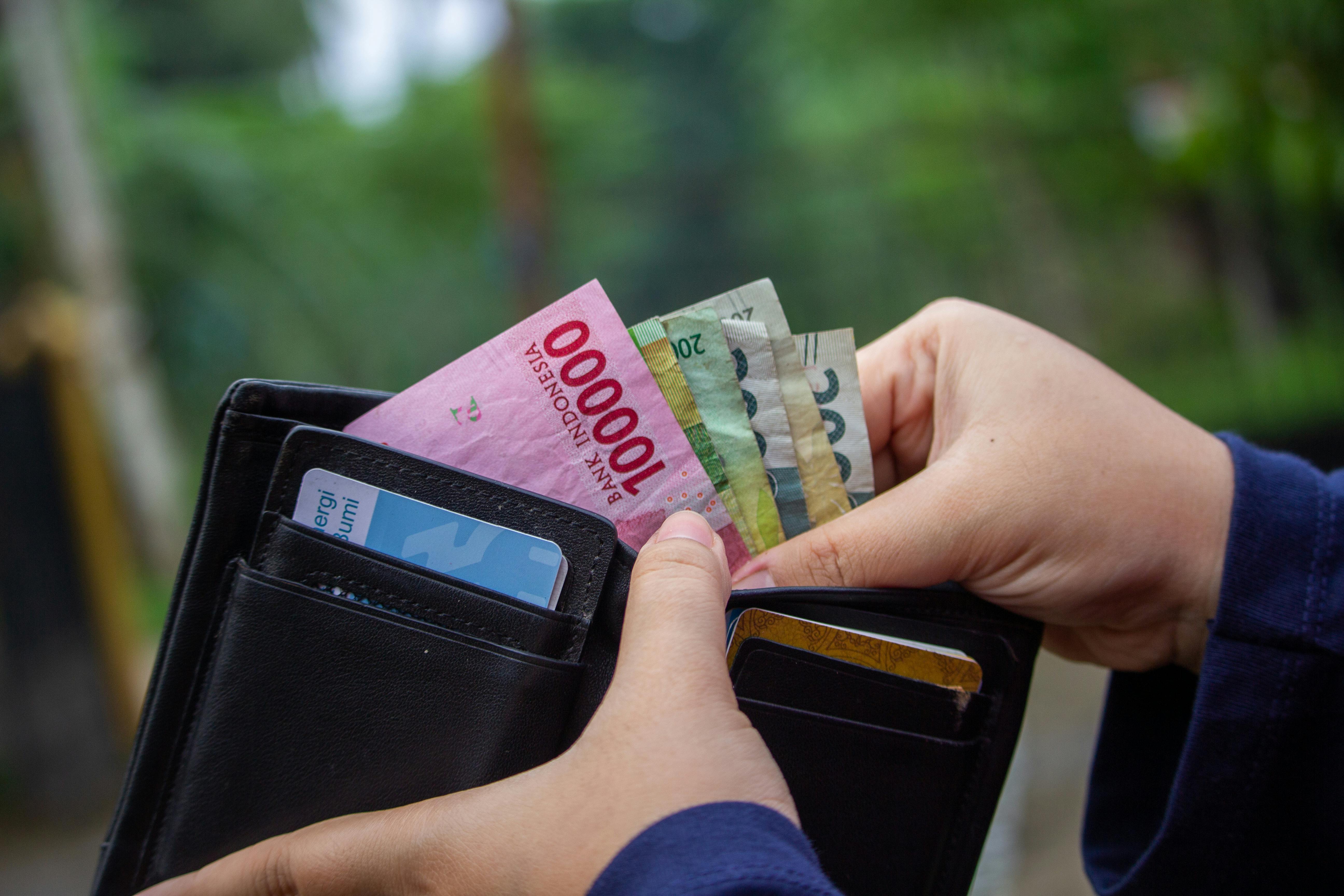 <p>Foto gambaran uang rupiah di dalam dompet. Pengusaha UMKM memanfaatkan KUR Syariah sebagai pembiayaan untuk mengembangkan usaha, bagian dari program Kredit Usaha Rakyat 2025 yang bebas riba. (Foto: pexels)</p>
