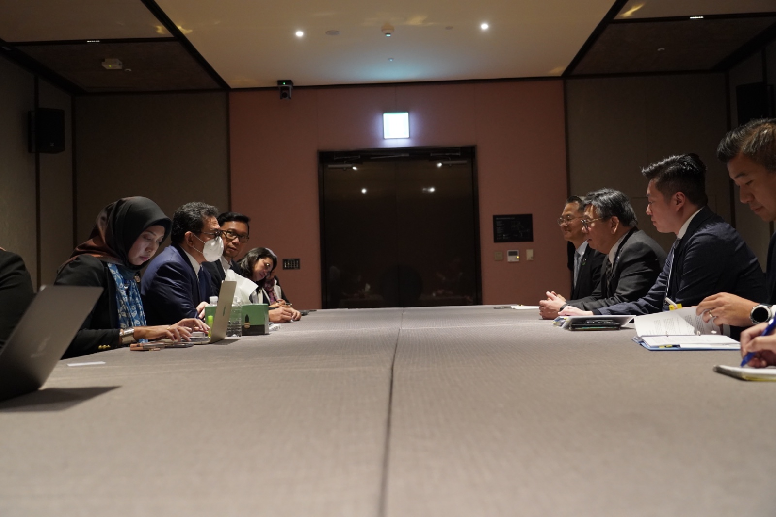 <p>Pertemuan bilateral Mendag Busan dengan Wakil Menteri Pembangunan Ekonomi Rusia, Vladimir Ilyichev, di Gyeongju, Korea Selatan, pada Kamis, 30 Oktober 2025. Keduanya membahas hasil positif perundingan perjanjian perdagangan bebas Indonesia dengan Uni Ekonomi Eurasia (Indonesia-EAEU FTA). (Dok. Kemendag)</p>