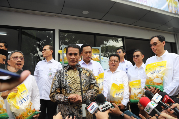 <p>Menteri Pertanian (Mentan) Andi Amran Sulaiman saat peluncuran Gerakan Pangan Murah Beras SPHP di Kantor Pos Fatmawati, Jakarta Selatan, Jumat, 18 Juli 2025. (Dok. Kementan)</p>

<p> </p>
