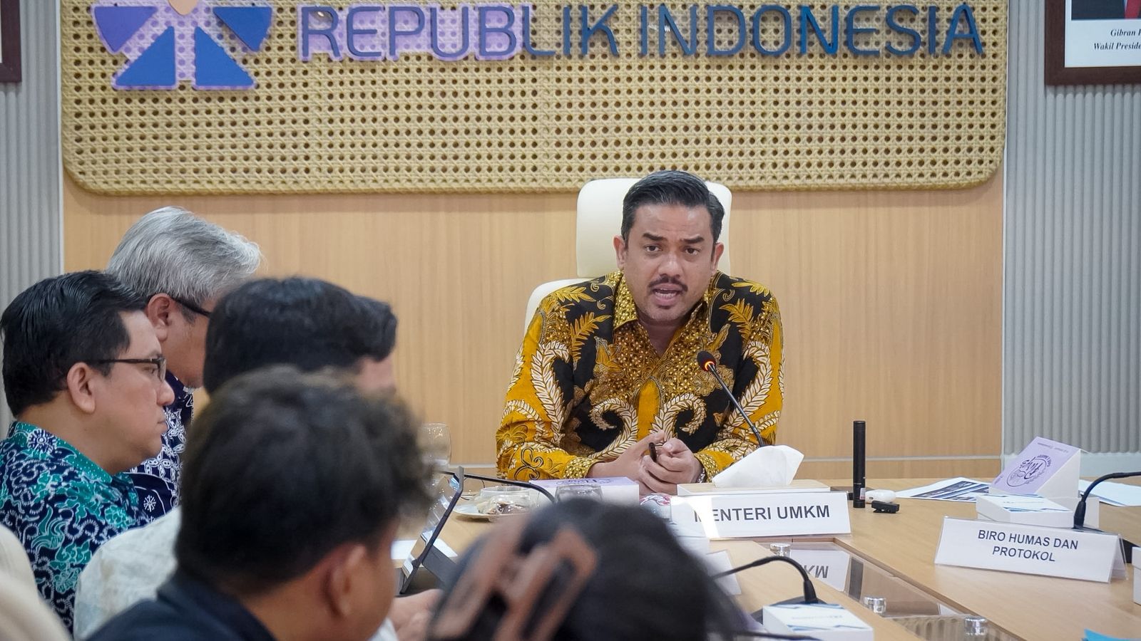 <p>Menteri UMKM Maman Abdurrahman memaparkan hal itu terkait capaian pelaksanaan program prioritas selama satu tahun Kabinet Merah Putih di sektor UMKM di Jakarta, Rabu, 22 Oktober 2025. (Dok. Kementerian UMKM)</p>

<p> </p>
