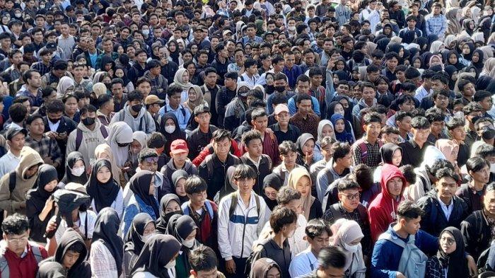 <p>Jumlah pencari kerja membludak setao diadakan job fair di sejumlah kota di Indonesia. (Dokgo.bekasi,id)</p>
