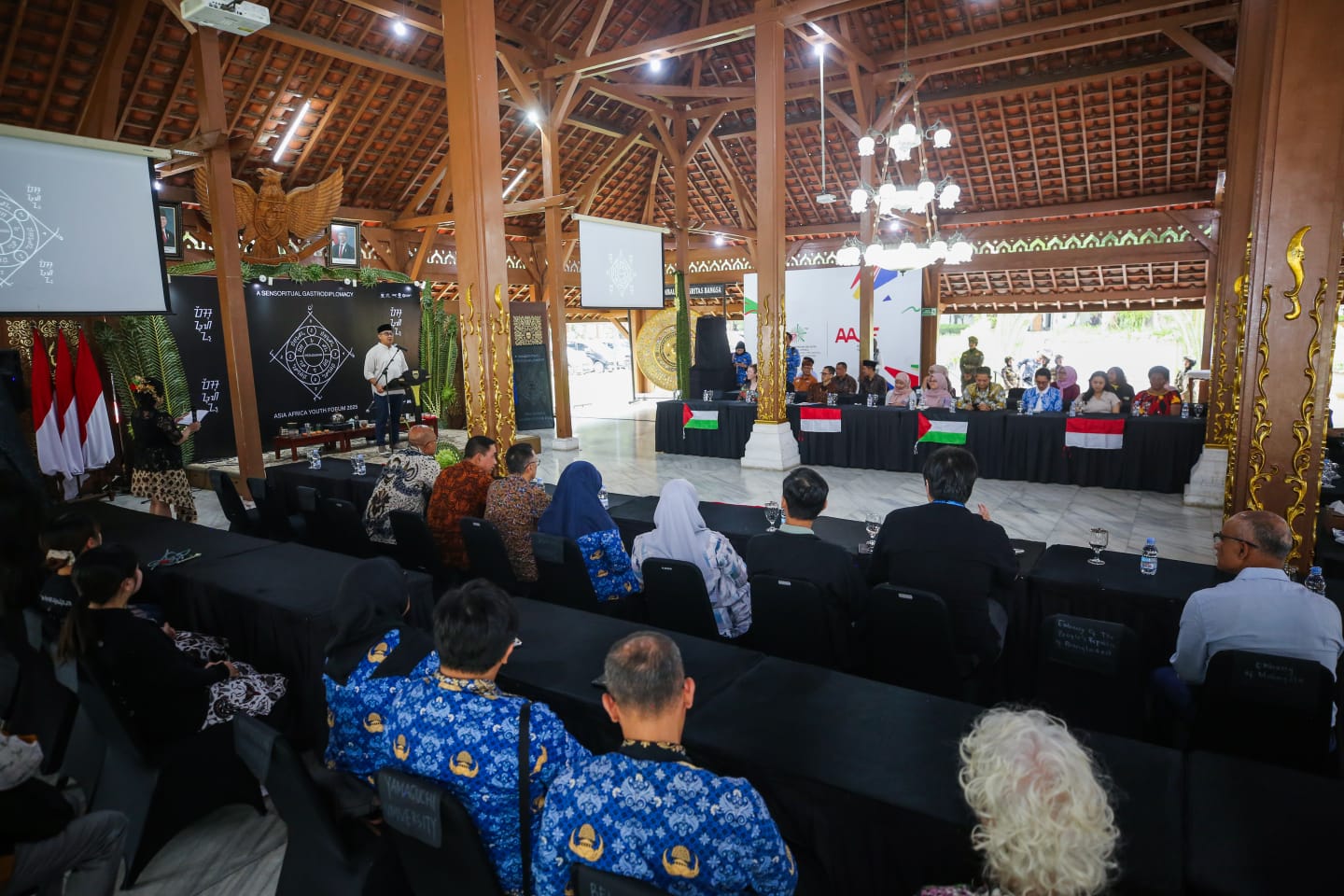 <p>Wali Kota Bandung Muhammad Farhan membuka acara bertajuk  Pesuguhan: A Sensoritual Gastrodiplomacy, bagian dari rangkaian Asia Africa Youth Forum (AAYF) 2025 di Pendopo Kota Bandung, Jumat, 17 Oktober 2025.  Hadir tamu undangan dari sejumlah negara yakni Rwanda, Guinea, Uni Emirat Arab, dan Papua Nugini. (Dok. Diskominfo Kota Bandung).</p>
