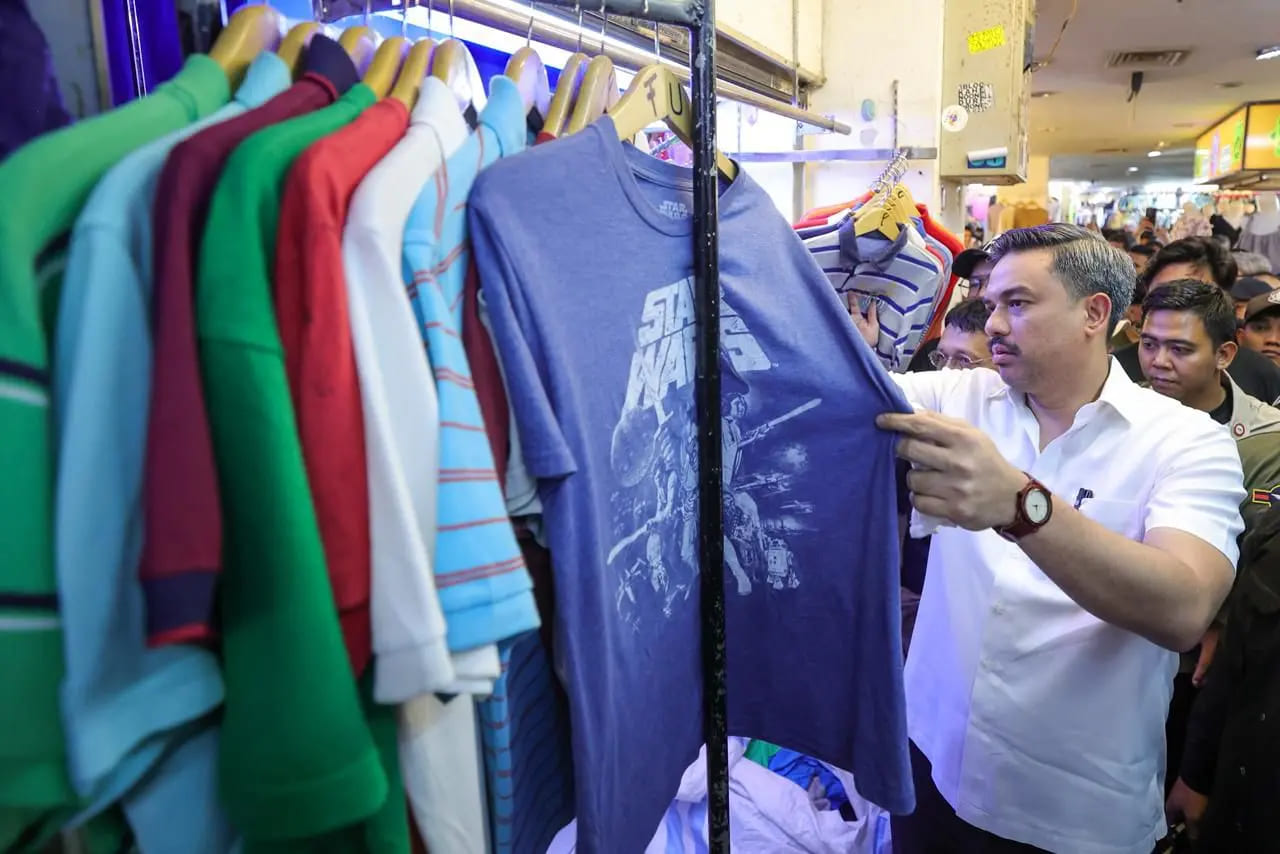 <p>Menteri Usaha Mikro, Kecil, dan Menengah (UMKM) Maman Abdurrahman meninjau langsung aktivitas thrifting di Pasar Senen, Jakarta, untuk melihat kondisi para pedagang setelah penegakan aturan larangan impor pakaian bekas, Jakarta, Minggu,  30 Novembet 2025. (Dok. Kementerian UMKM)</p>
