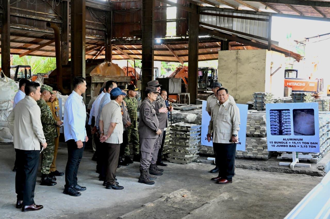 <p>Presiden Prabowo Subianto menyaksikan lamgsung penyerahan aset Barang Rampasan Negara (BRN) kepada PT Timah Tbk., di Smelter PT Tinindo Internusa, Kota Pangkal Pinang, Provinsi Kepulauan Bangka Belitung, Senin, 6 Oktober 2025. (Dok. BPMI Setpres)</p>
