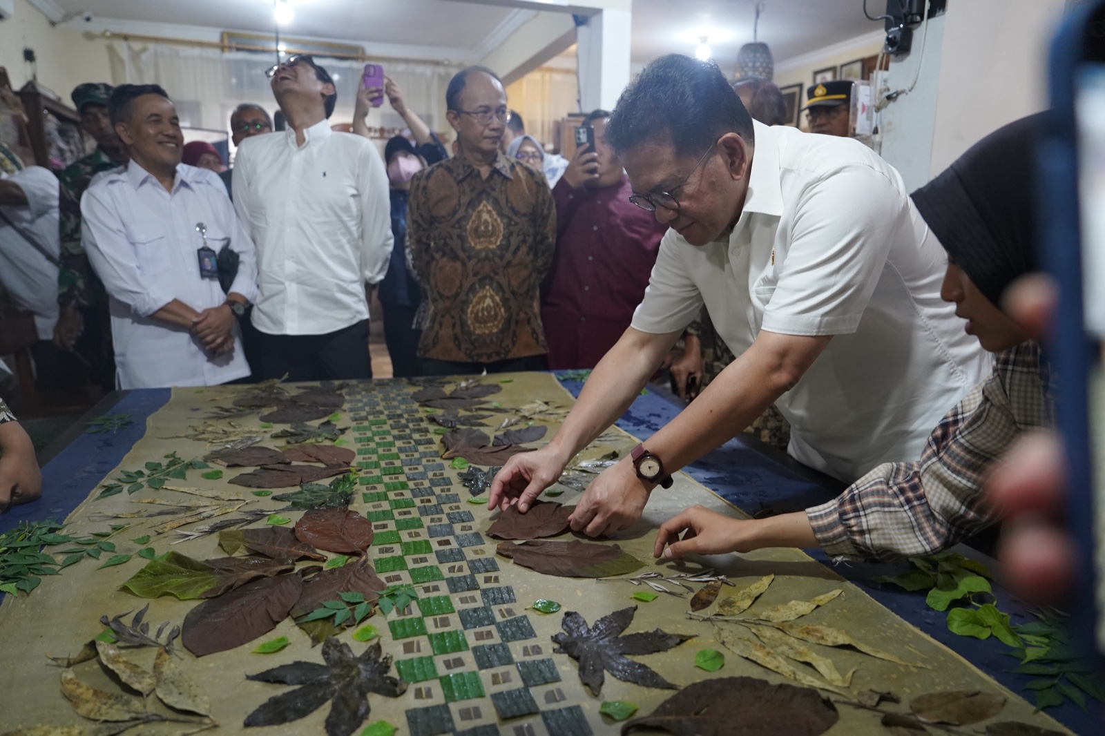 <p>Menteri Perdagangan Budi Santoso mengunjungi pelaku usaha mikro, kecil, dan menengah (UMKM) Namira Ecoprint milik Didik Edy Susilo yang berdiri sejak 2019 di Surabaya, Jawa Timur, Kamis, 13 November 2025.</p>

<p> </p>
