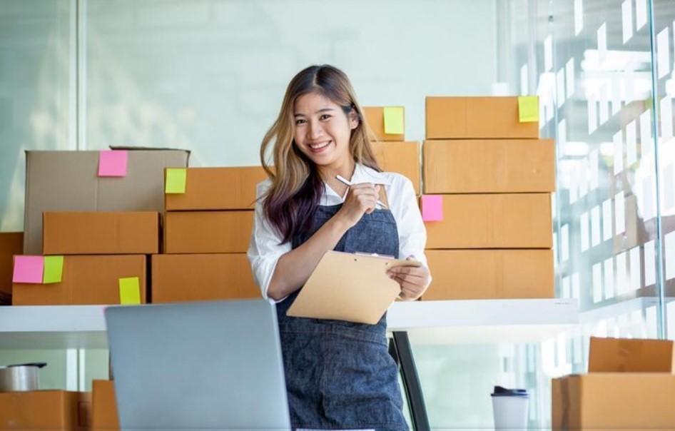 <p>Ingin memulai bisnis? Simak 5 tips penting ini agar perjalanan usaha kamu berjalan lancar. Dari riset pasar hingga kesiapan mental, semua dijabarkan lengkap untuk pemula!</p>
