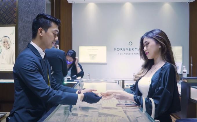 <p>Berapa sih harga emas 24 karat per gram hari ini? Yuk, simak daftar lengkap harga logam mulia yang paling dicari untuk investasi jangka panjang!</p>
