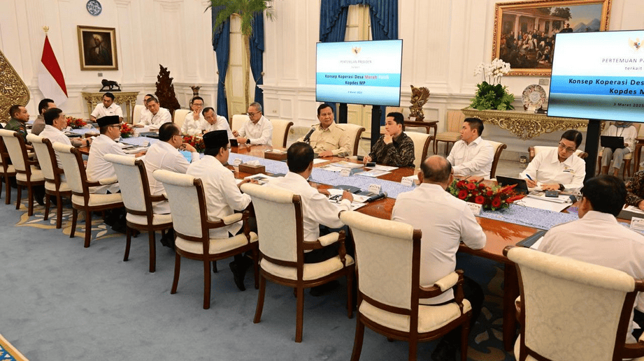 <p>Presiden Prabowo Subianto memimpin rapat terbatas bersama sejumlah menteri Kabinet Merah Putih di Istana Merdeka, Jakarta, terkait pembentukan Koperasi Desa Merah Putih (Kop Des Merah Putih),Senin (3/3).  (Dok. BPMI Setpres)</p>
