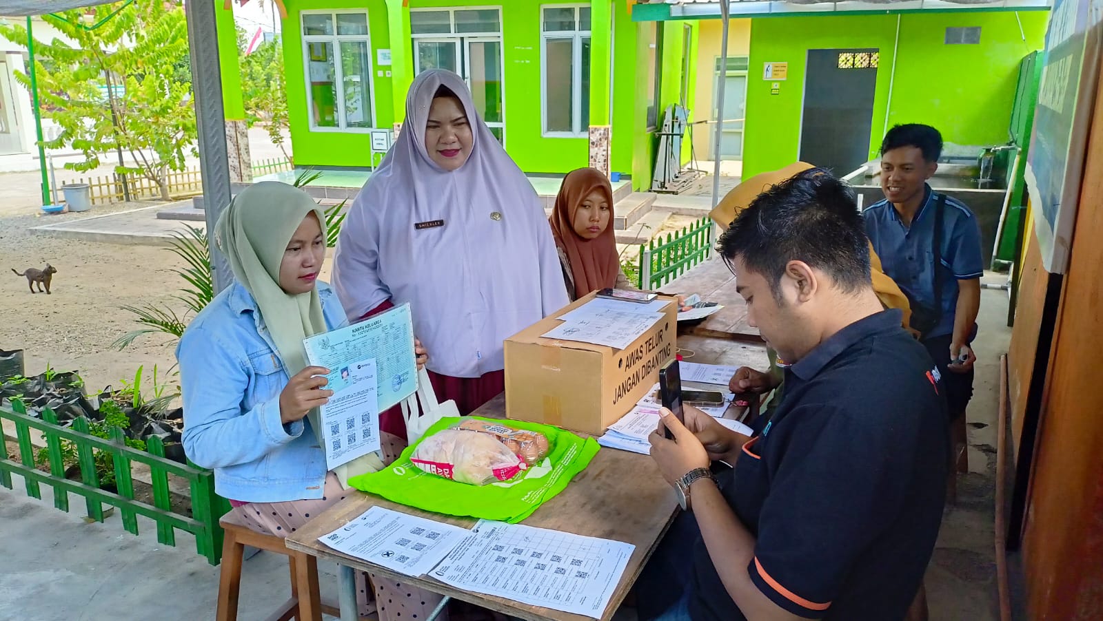 <p>Ilustrasi penerima bansos dibantu pendamping melalui cekbansos.kemensos.go.id. Mengapa tidak menerima bansos? Ini penjelasan alasan dan cara untuk mengatasinya. Foto: dok. ppid.jemberkab.go.id/</p>
