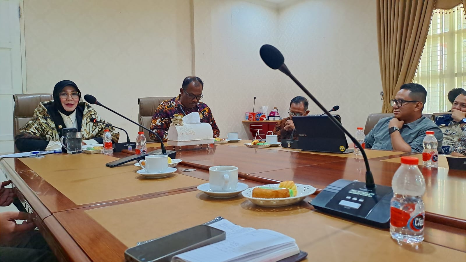 <p>Wali Kota Banda Aceh, Illiza Sa’aduddin Djamal di ruang tamu Pendopo Wali Kota Aceh pada Kamis, 14 Agustus 2025. Illiza Sa’aduddin Djamal meyakini gerakan mencintai pasar akan memberi multi-dampak, menambah pengunjung, menggerakkan ekonomi kecil, hingga menghadirkan wajah pasar yang lebih ramah dan nyaman.</p>
