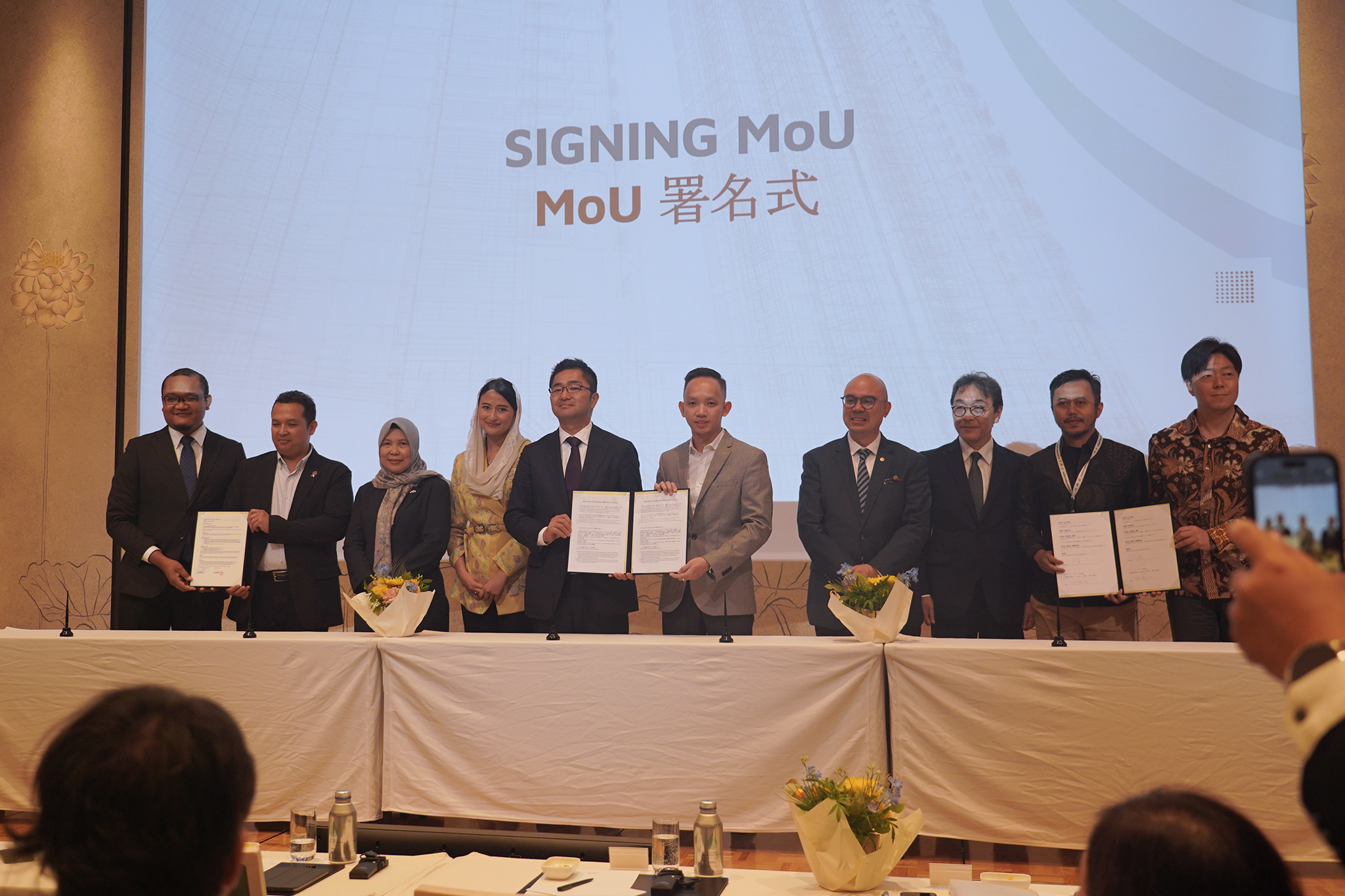 <p>Wamendag RI menyampaikan, nilai transaksi MoU antara pelaku usaha Indonesia dengan Jepang ini lebih dari USD 200 juta. Sebanyak 13 kerja sama yang disepakati meliputi produk kertas, pelet kayu, boga bahari, cokelat, dekorasi rotan, furnitur kayu, biji kopi, arang kayu, tenaga kerja, dan  biomassa. (Dok. Kemendag)</p>
