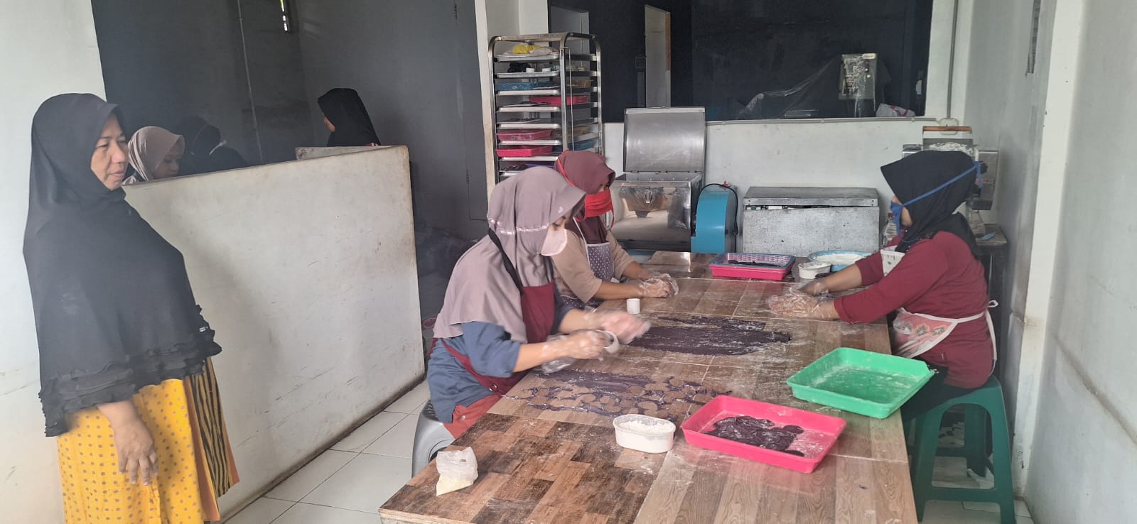 <p>Hayanah, 59, ibu rumah tangga asal Desa Sembawa, Kecamatan Jalaksana, Kabupaten Kuningan, berhasil membangun usaha olahan ubi jalar yang kini memberdayakan lebih dari 100 perempuan desa. (Dok/BRI)</p>
