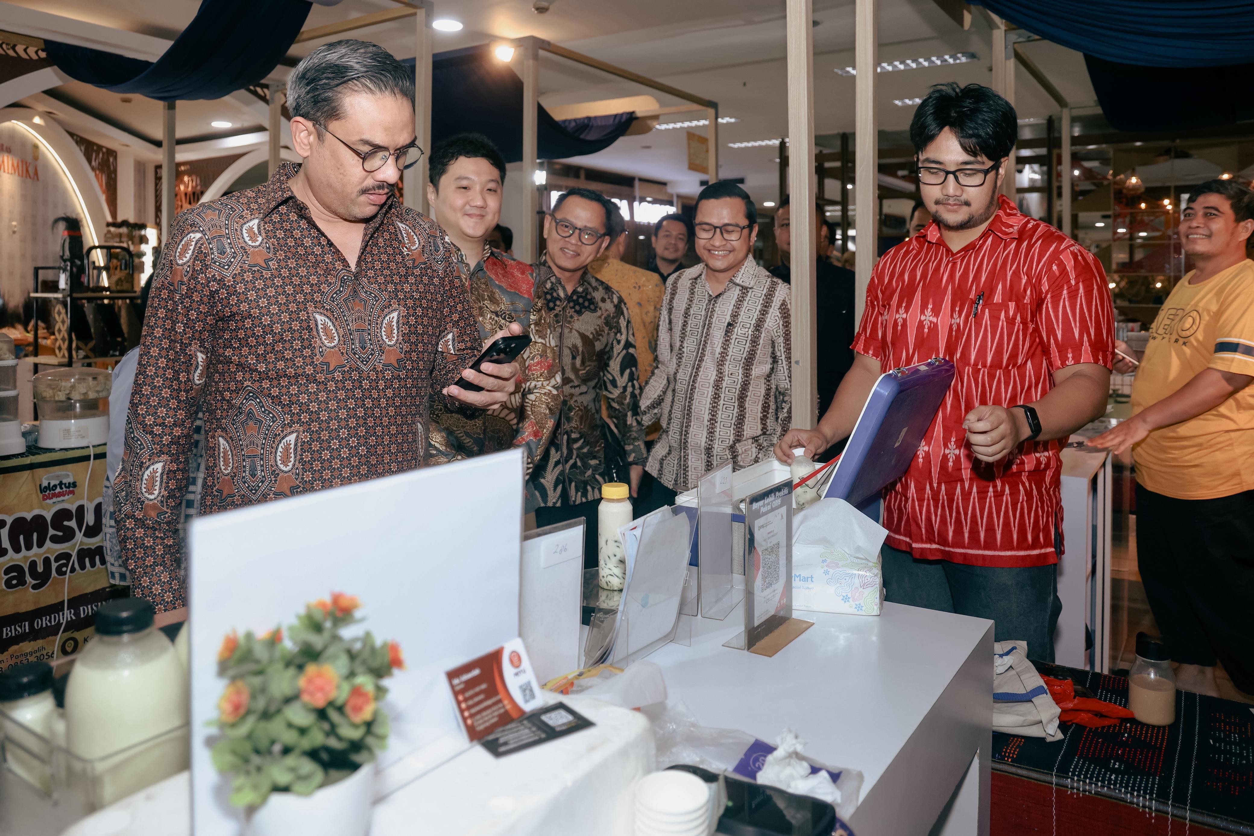 <p>Menteri UMKM Maman Abdurrahman mengapresiasi hadirnya layanan transaksi digital dengan pencairan dana di hari yang sama (same day payment). Layanan itu sebagai solusi memperlancar perputaran modal pengusaha UMKM. (Dok. Kementerian UMKM)</p>
