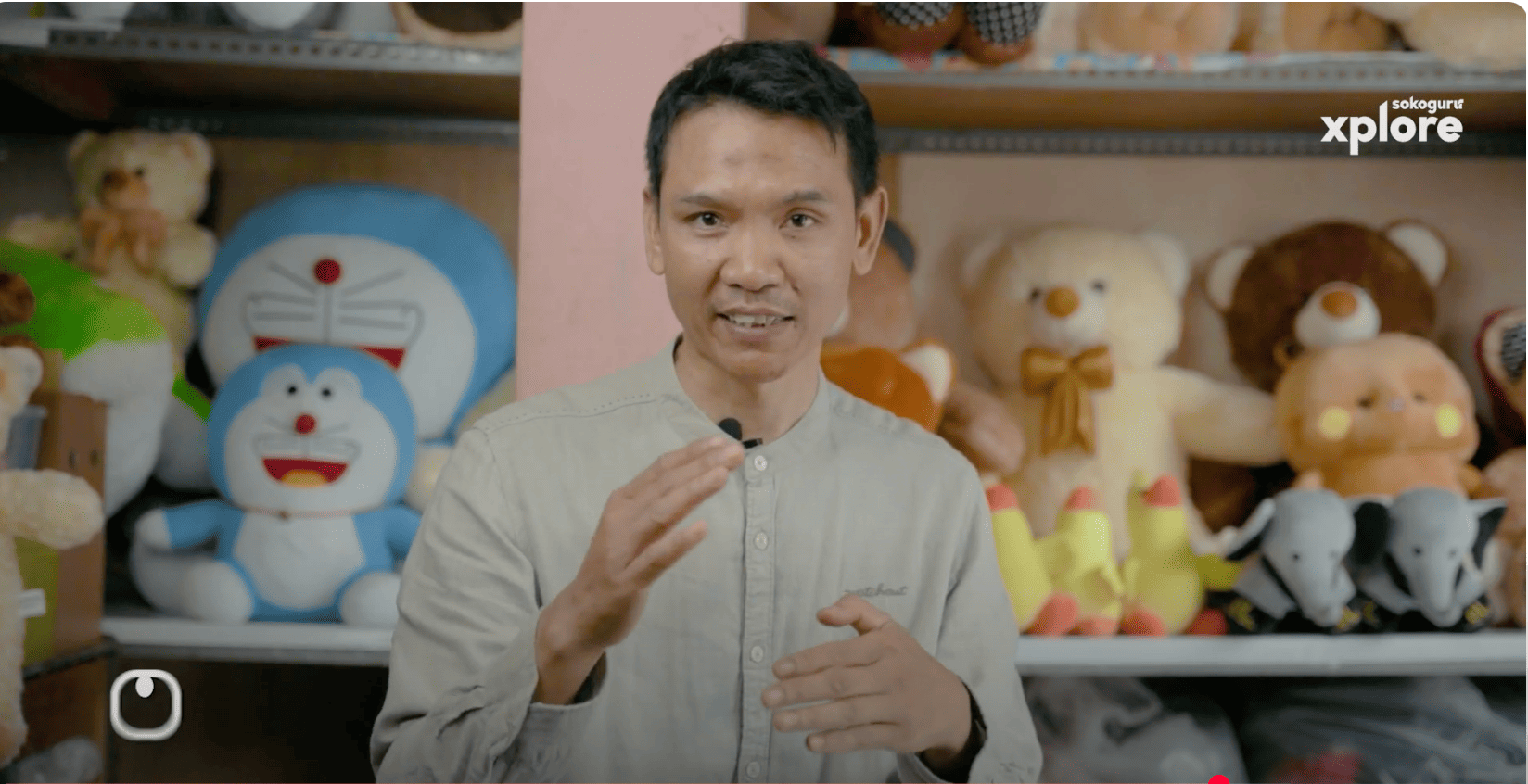 <p>Robiu Awaludin,52, pemilik usaha Pido’a Sepuh di Sentra Boneka Sukamulya. (Dok. Sokoguru/Dede Ramdani) </p>
