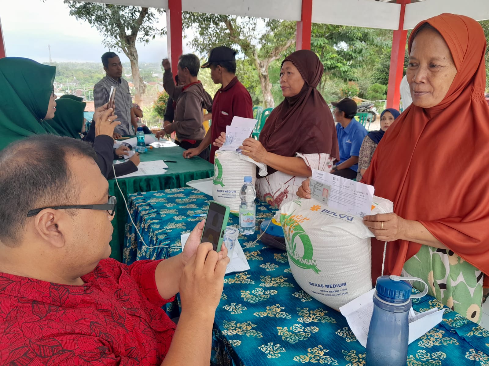 <p>Ilustrasi penerima bantuan beras. Update terbaru cara mudah untuk mengecek bantuan beras 10 kg. Foto: ppid.jemberkab.go.id</p>
