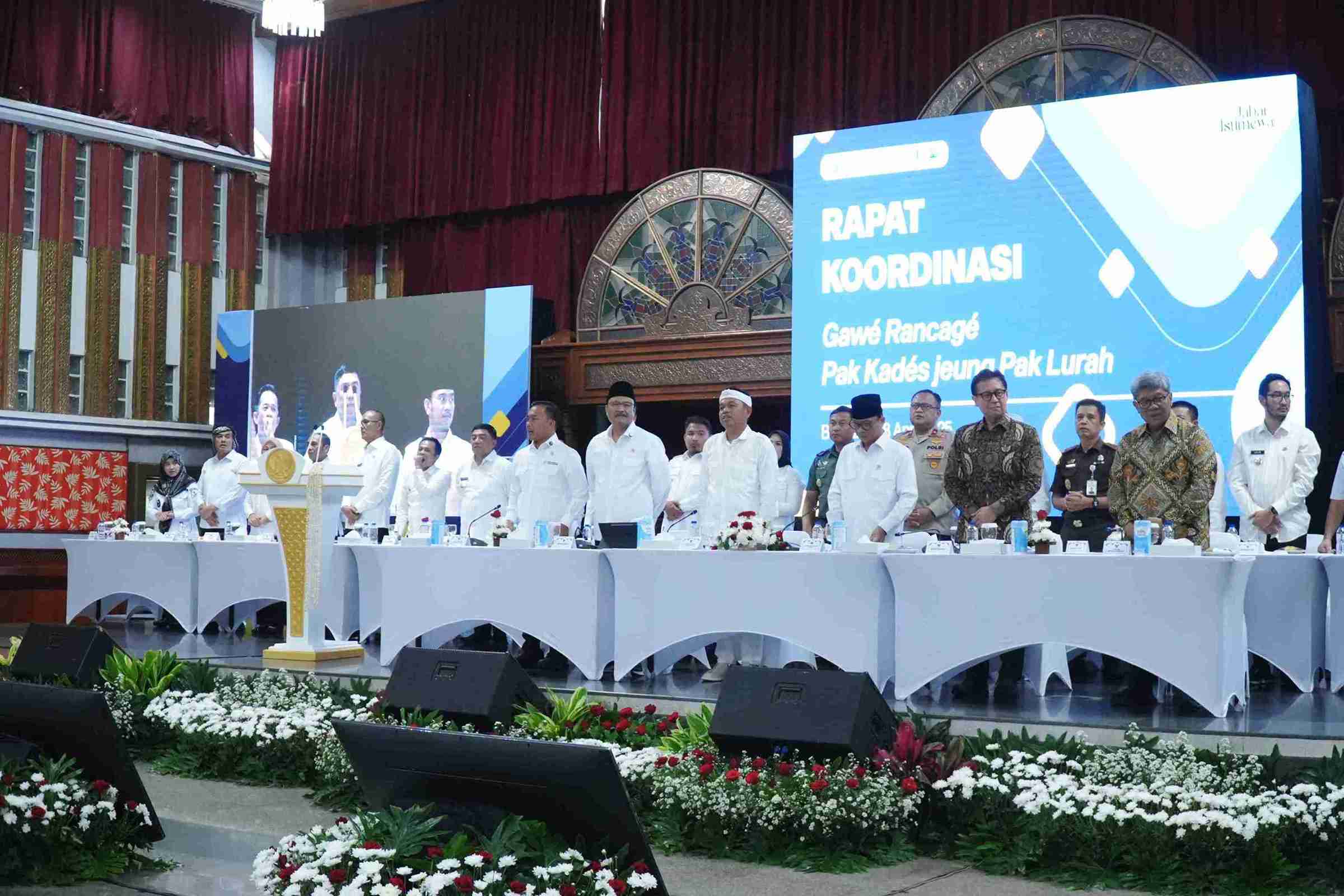 <p>Menteri Sosial Republik Indonesia Saifullah Yusuf (Gus Ipul)  menjadi pembicara pada acara Peningkatan Peran Kepala Desa dan Kepala Kelurahan se-Jawa Barat di Bandung, Senin, 28 April 2025.  (Dok. Kemensos)</p>

<p> </p>
