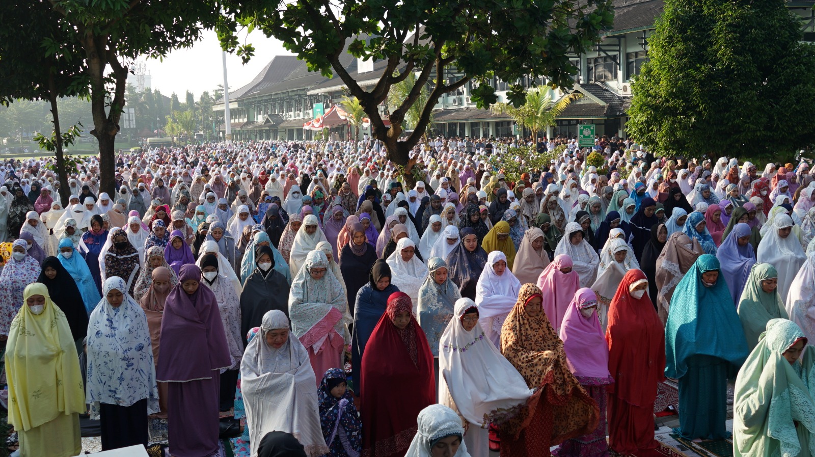 <p>Ilustrasi masyarakat melakukan Shalat Id di sebuah lapangan di Kota Yogyakarta. (Dok.Pemkot Yogyakarta)</p>
