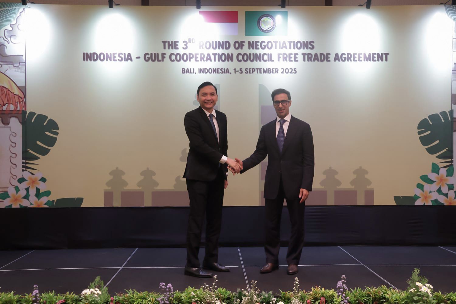 <p>Perundingan Putaran Ketiga Indonesia–Gulf Cooperation Council Free Trade Agreement (I-GCC FTA) dipimpinDirektur Perundingan Bilateral, Danang Prasta Danial,  Chief Negotiator Indonesia (Kiri) bersama Raja Al Marzouqi, Chief Negotiator GCC. Perundingan dilaksanakan secara hibrida di Bali,  pada 1–5 September 2025. (Dok. Kemendag)</p>
