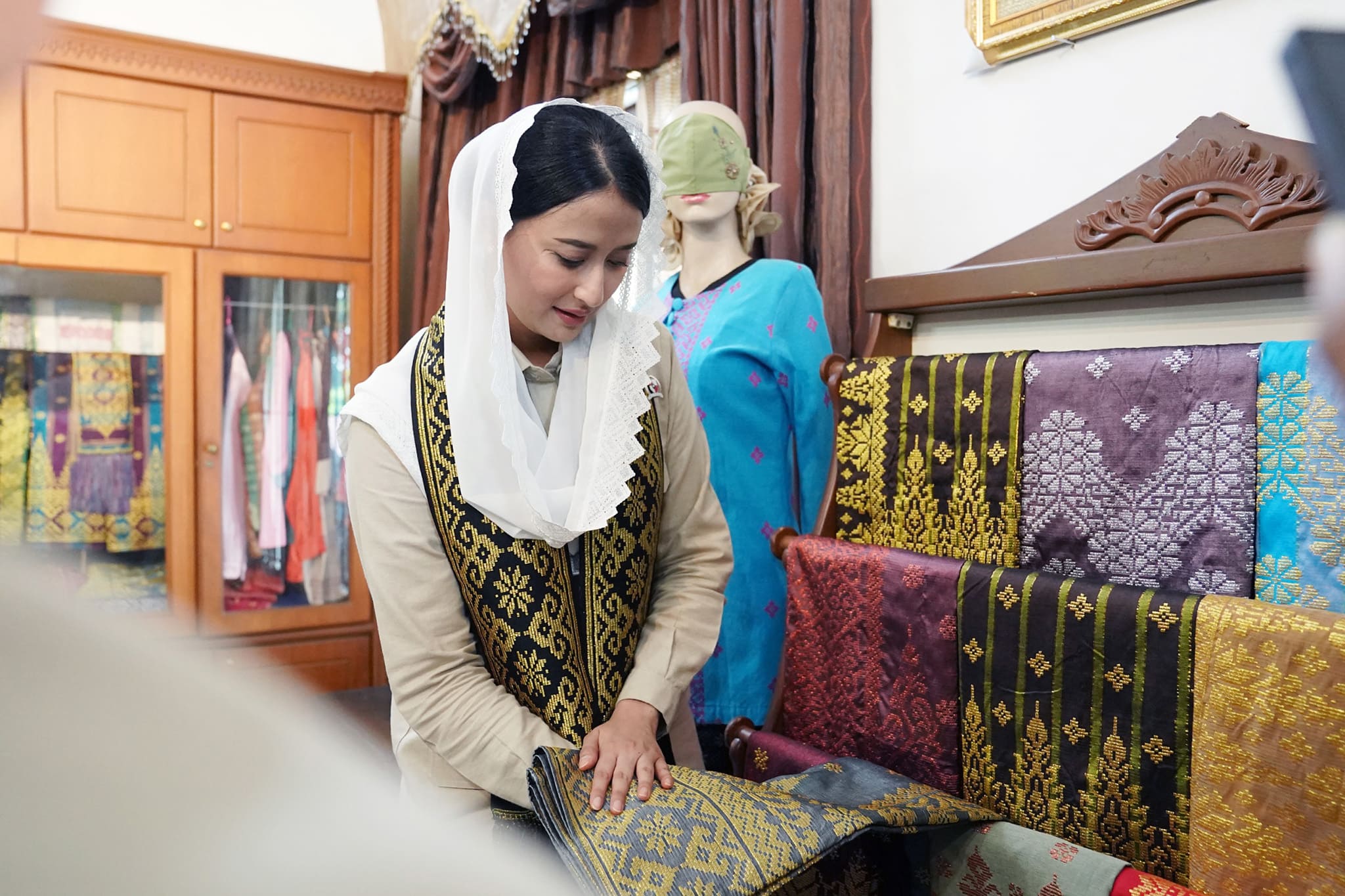 <p>Wakil Menteri Perdagangan, Dyah Roro Esti mengunjungi UMKM Rumah Tenun Wan Fitri (TWF) di Pekanbaru, Riau, Senin, 28 April 2025. (Dok. Kemendag)</p>
