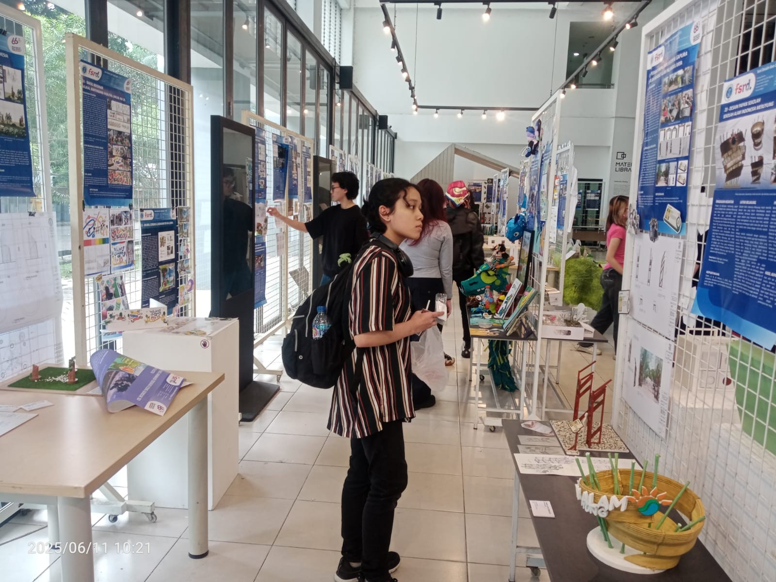 <p>Pameran bertajuk ResilienCity: My Beautiful Catastrophe yang digelar di Design Centre Fakultas Seni Rupa dan Desain (FSRD) ITB, Kota Bandung, pada 11–12 Juni 2025. (Dok.Sokoguru.id)</p>
