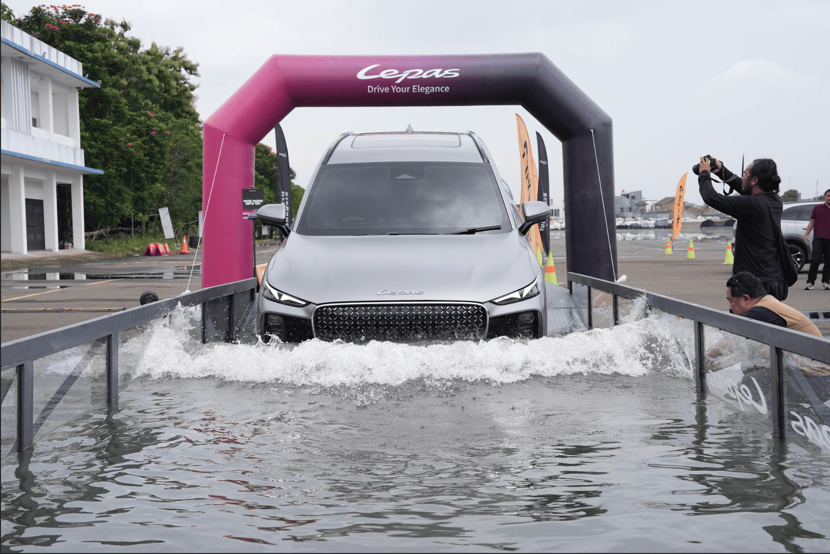 Teknologi Automatic Parking Assist LEPAS L8  Mudahkan Parkir dan Beri Rasa Aman Saat Lintasi Genangan Air 