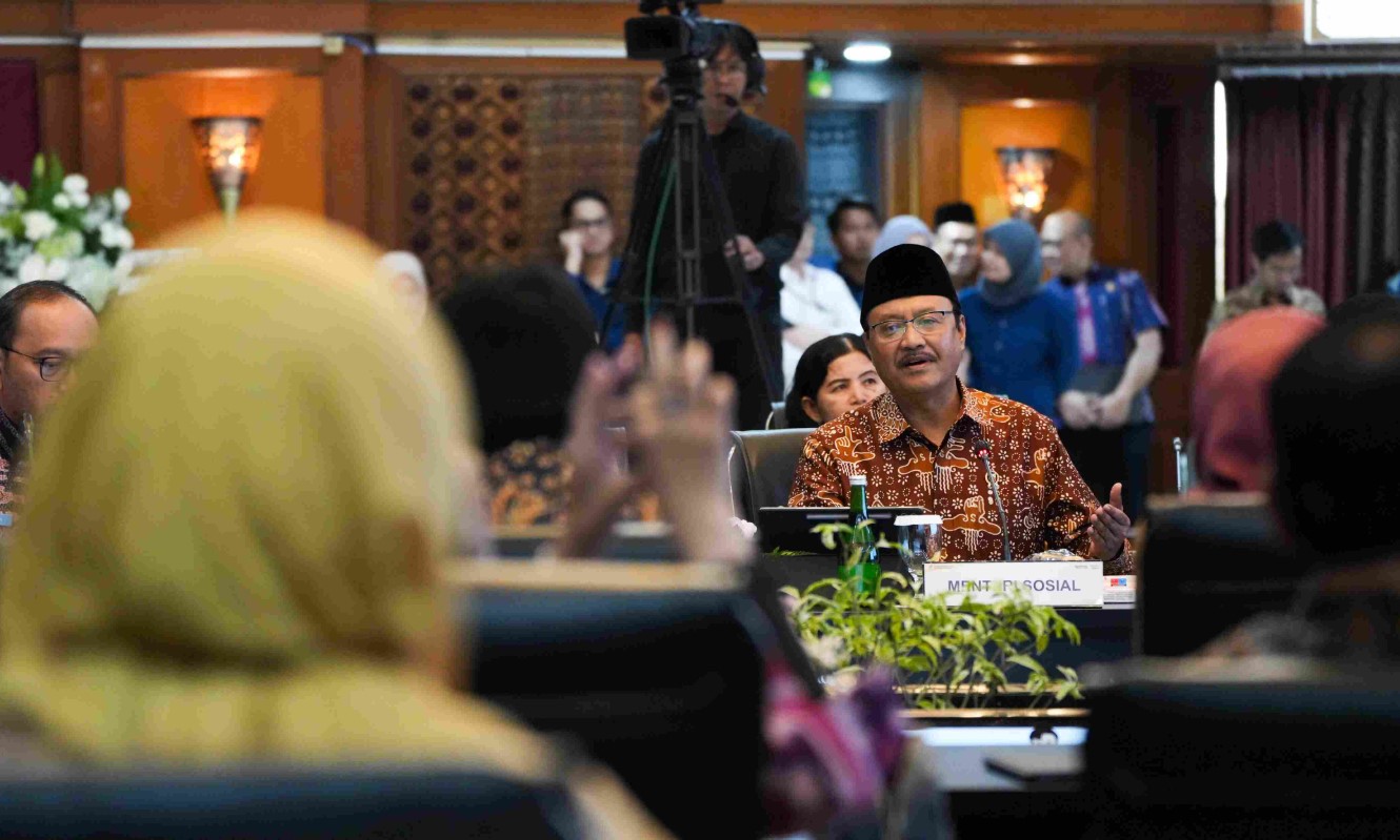 <p>Ilustrasi menteri Sosial RI tengah memberikan penjelasan soal kebijakan penebalan bansos BPNT 2025 di hadapan para pemangku kepentingan. Sementara penerima PKH bertanya-tanya, Kemensos tegaskan verifikasi data DTSEN jadi kunci pemerataan bantuan ke depan. Foto: Dok. kemensos.go.id</p>
