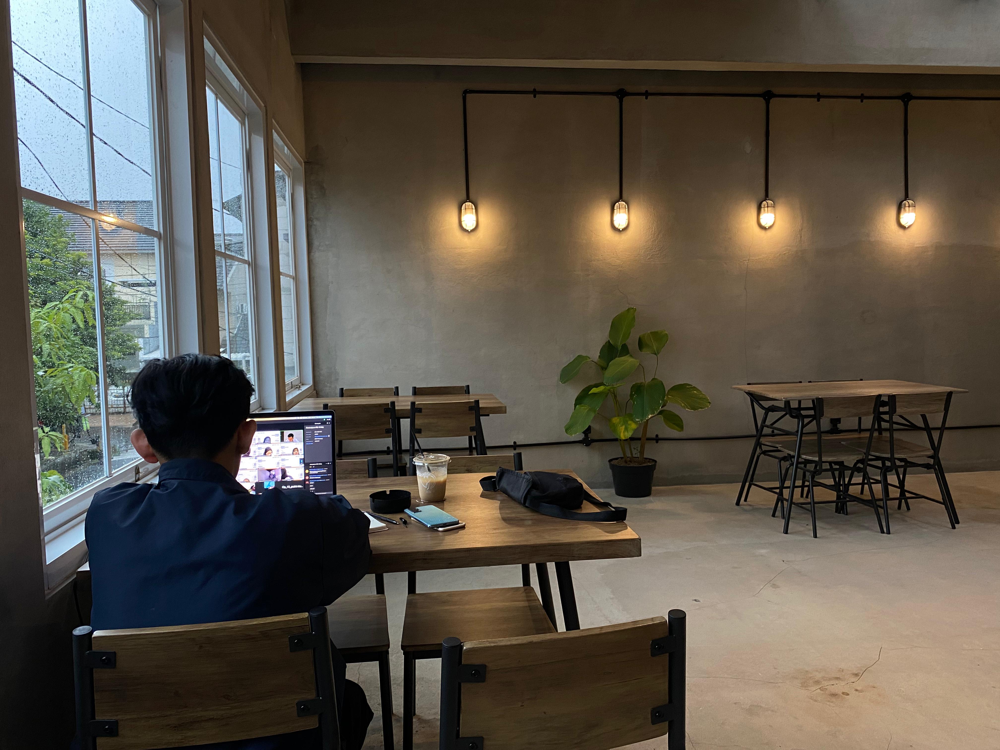 <p>Bukan sekadar kafe, Illume Coffee jadi hidden gem baru anak muda Bandung untuk kerja & nongkrong.</p>
