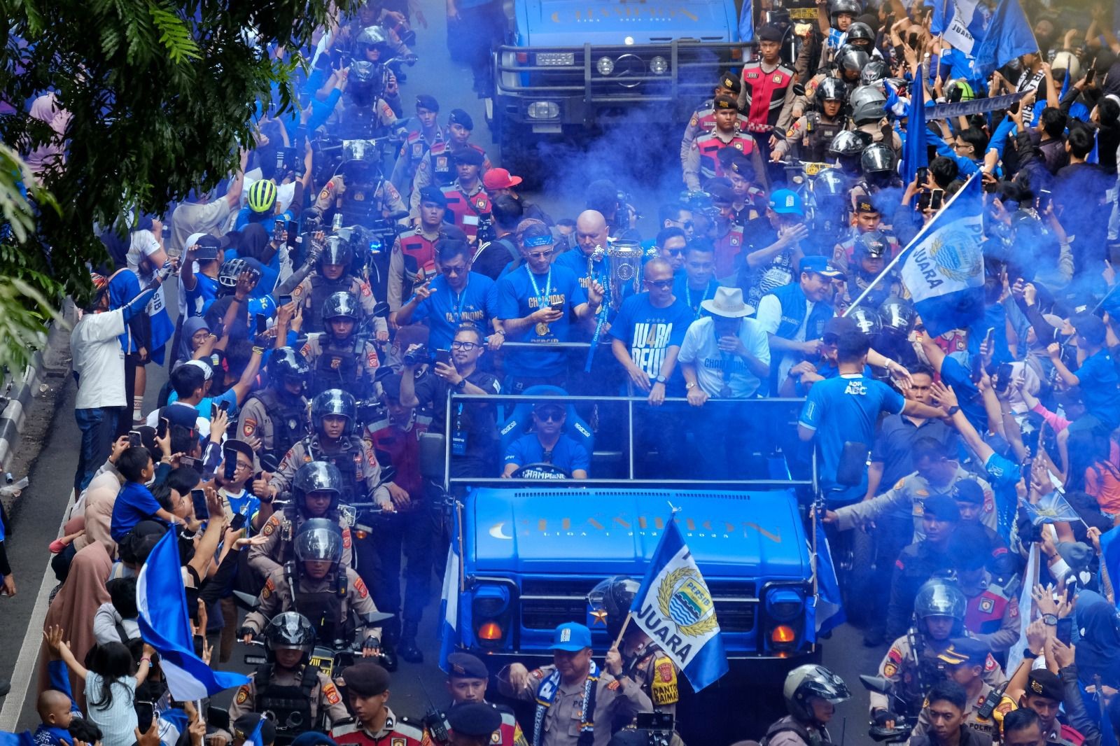 <p>Semarak konvoi pesta kesuksesan Persib menjuarai Liga 1 Indonesia 2025 di Kota Bandung, Minggu, 25 Mei 2025. (Dok.Pemkot Bandung)</p>
