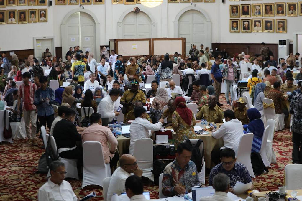 <p>Sejumlah kepala daerah atau perwakilannya menyampaikan komitmen bersama terkait pendirian Sekolah Rakyat, di Gedung Konvensi Taman Makam Pahlawan Kalibata, Jakarta, pada Selasa, 22 April 2025. (Dok. Kemensos)</p>

