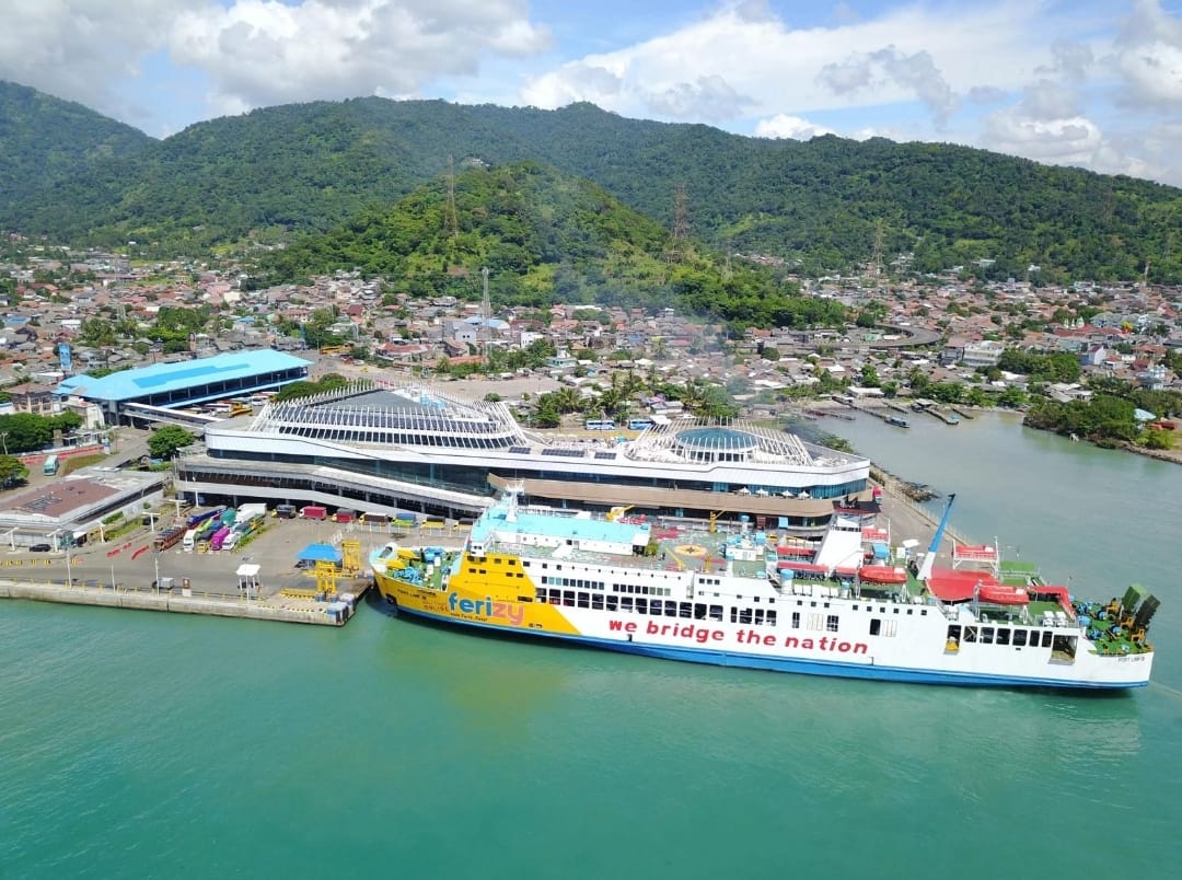 <p>ASDP perketat kesiapsiagaan menghadapi cuaca ekstrem untuk menjamin keamanan layanan penyeberangan Nataru 2026, lengkap dengan koordinasi, fasilitas, dan pengaturan arus kendaraan. (Dok. ASDP)</p>
