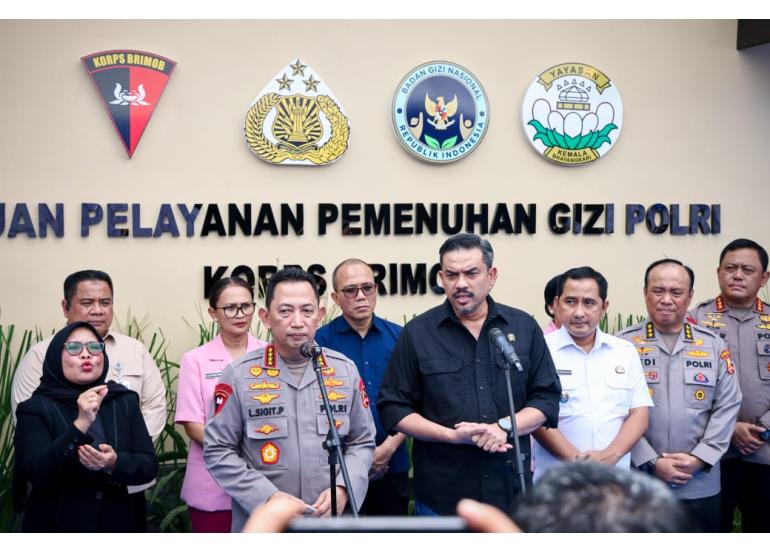 <p>Dengan didampingi Menteri UMKM Maman Abdurrahman, Kapolri Jenderal Listyo Sigit Prabowo meresmikan 28 Satuan Pelayanan Pemenuhan Gizi (SPPG) secara serentak di Mako Brimob, Depok, Jawa Barat, pada Kamis, 17 Juli 2025. (Dok.Kementerian UMKM)</p>
