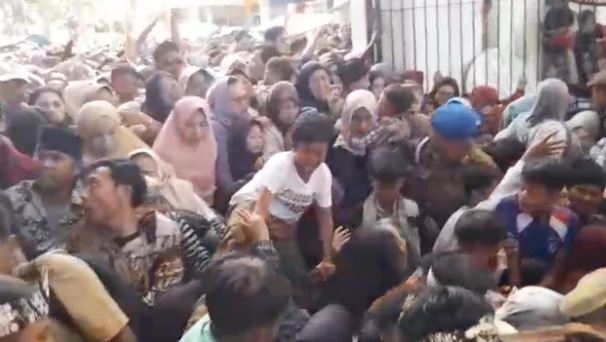 <p>Usai tragedi pesta rakyat di Garut, pernyataan Dedi Mulyadi berubah. Publik pun mempertanyakan tanggung jawab sang pejabat. Simak faktanya di sini.</p>
