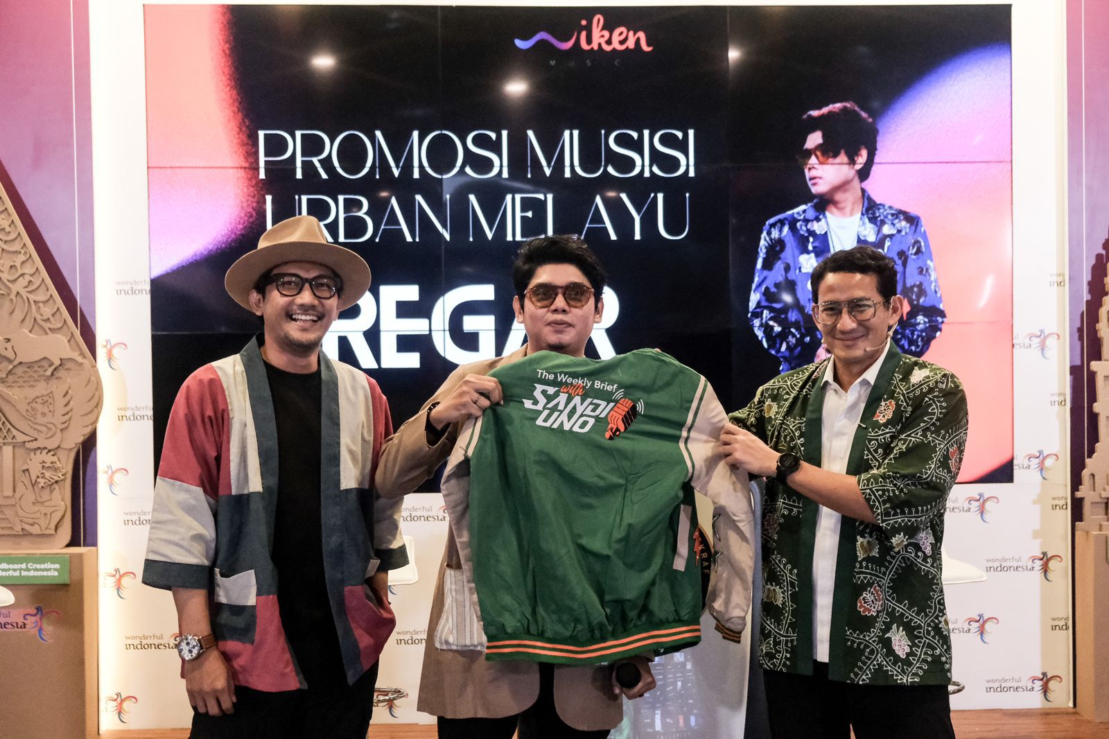 <p>Menparekraf Sandiaga Uno (kanan) mengapresiasi upaya Regar (tengah) yang berkolaborasi dengan Sandy Canester (kiri) untuk melestarikan musik Melayu dengan memperkenalkan genre "Urban Melayu" pada The Weekly Brief with Sandi Uno di Gedung Sapta Pesona, Jakarta. (Ist/Kemenparekraf)</p>
