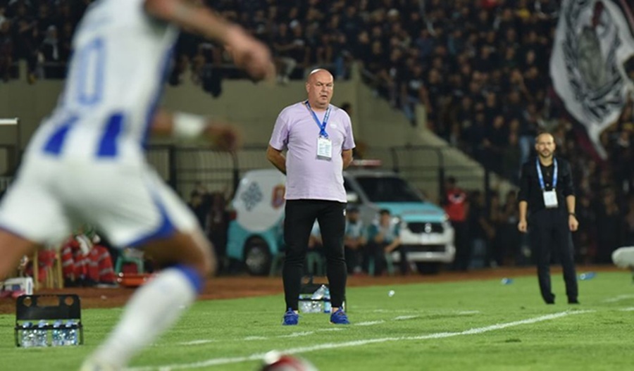 <p>Pelatih Persib, Bojan Hodak. Persib Bandung kabarnya akan mendatangkan dua pemain baru jelang penutupan bursa transfer awal musim Super League 2025/2026. (Foto Persib).</p>

