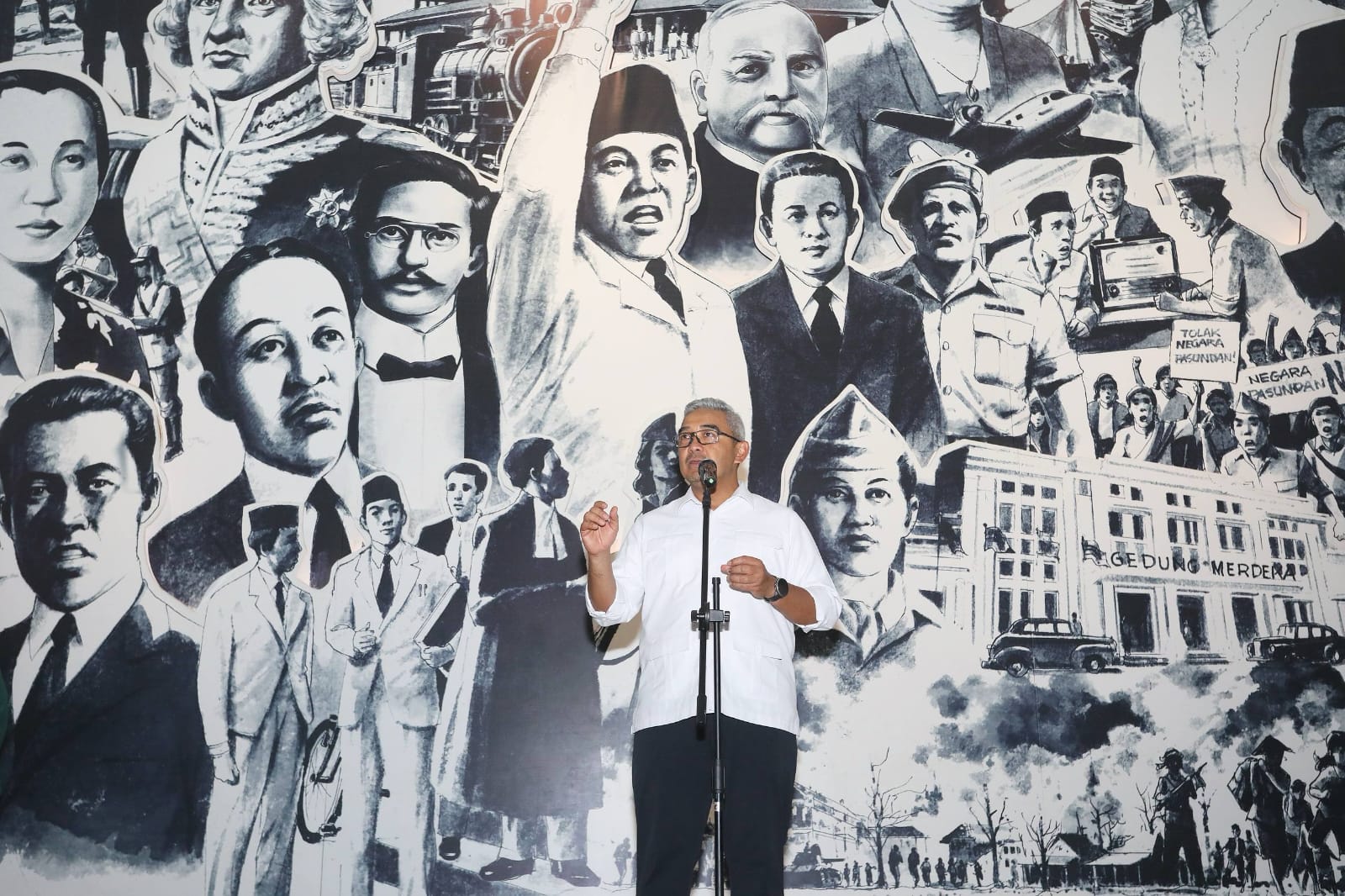 <p>Wali Kota Bandung, Muhammad Farhan menyampaikan apresiasinya terhadap penyelenggaraan Pameran Milestone 215 Tahun Kota Bandung, di Museum Kota Bandung, Jalan Aceh, pada 21 - 31 Oktober 2025. (Dok) Diskominfo Kota Bandung)</p>

