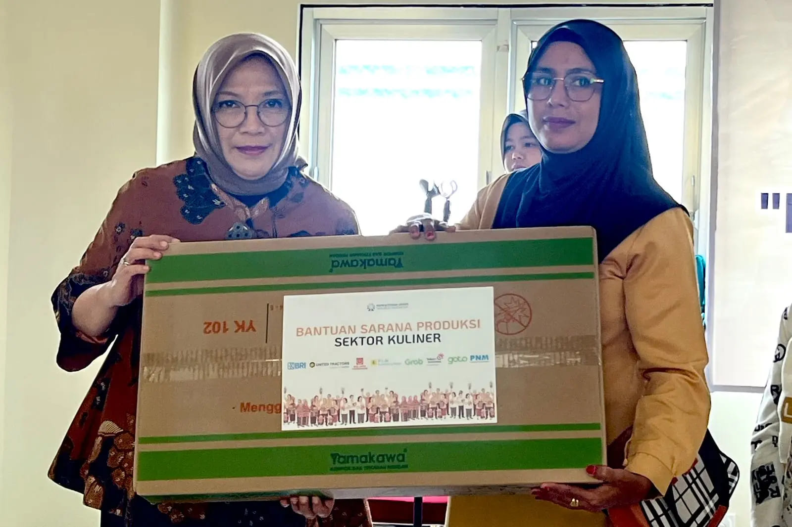 <p>Deputi Bidang Kewirausahaan Kementerian UMKM, Siti Azizah&nbsp;menyalurkan alat dan bahan baku produksi kepada pengusaha UMKM di 12 kabupaten/kota terdampak bencana di&nbsp;Kantor Dinas Koperasi dan UKM Provinsi Sumatera Barat, Senin, 9 Februari 2026. (Dok. Kementerian UMKM)</p>
