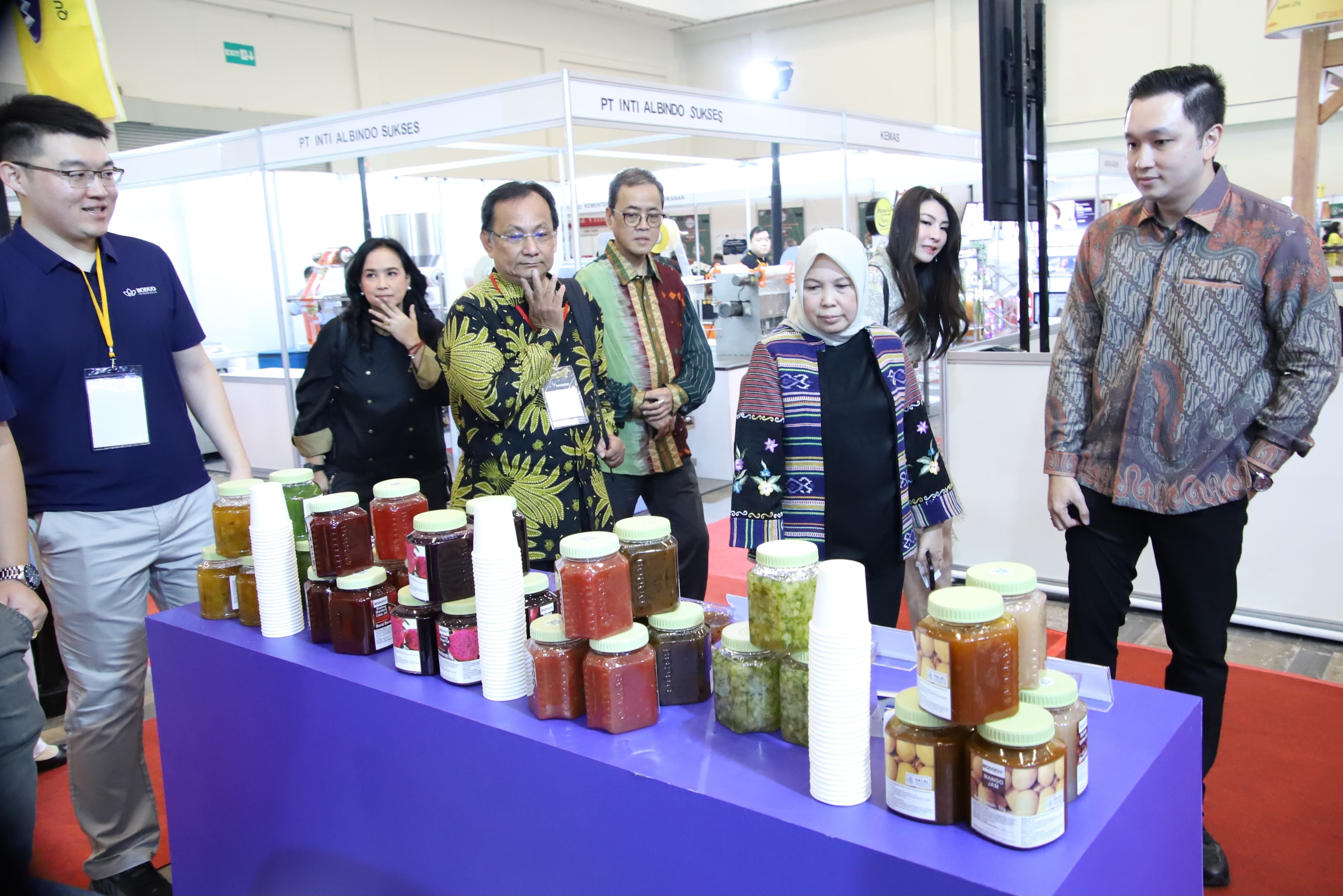 <p>Seusai membuka resmi Pameran All Food Indonesia 2025, Direktur Jenderal Pengembangan Ekspor Nasional Kemendag, Fajarini Puntodewi dan CEO PT Indorich Expo Utama,  Richard Yohanes Bryant meninjau beberapa tenan peserta, di ICE BSD, Tangerang, Rabu, 30 April 2025. (Dok. Kemendag)</p>
