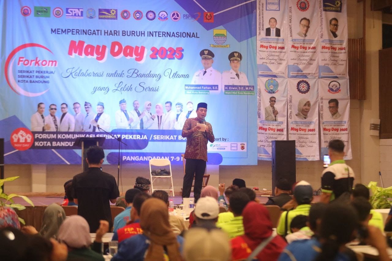 <p>Wakil Wali Kota Bandung Erwin menghadiri peringatan Hari Buruh Internasional atau May Day 2025 di Pantai Indah Resort & Hotel Pangandaran, Jawa Barat, Kamis, 8 Mei 2025. (Dok.Pemkot Bandung)</p>
